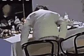 热闻|情侣吃烛光晚餐，男子低头干饭时头发瞬间起火！消防提醒图片