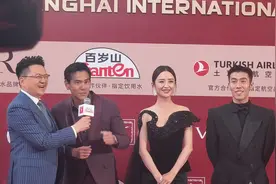 《狗阵》剧组亮相上影节红毯，主演彭于晏：已收养动物演员小辛，它在家里睡床、很有话语权图片