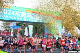 2024东莞马拉松开跑 16个特色“跑团”吸睛图片