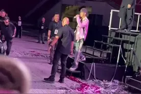 周杰伦曼谷演唱会到台下与粉丝近距离互动，网友：这是我距离周杰伦最近的一次图片