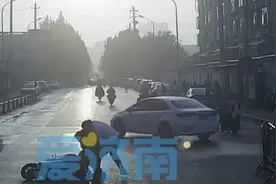 路口市民骑车摔倒 公交驾驶员热心帮扶图片