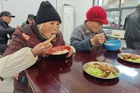 一碗热饭吃出“幸福晚年" 石林镇推行“中央厨房+志愿送餐”优化老年助餐服务图片
