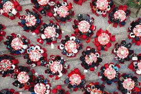 千人共聚品年味！四川广汉连山“九大碗”热闹开席图片
