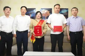 连续报道｜阜阳市委书记刘玉杰看望“拦窨救人”英勇团队图片
