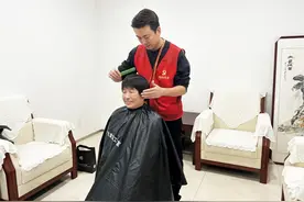 青岛故事｜为百余位老人理发，城阳这个小伙子用志愿服务聚起温情图片