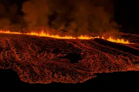 英媒：冰岛火山再喷发，岩浆流入小镇，数千居民迁回又逃离图片