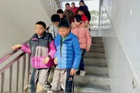 勤演练 保安全 护成长——巴州区平梁镇青山小学开展防踩踏应急疏散演练活动图片