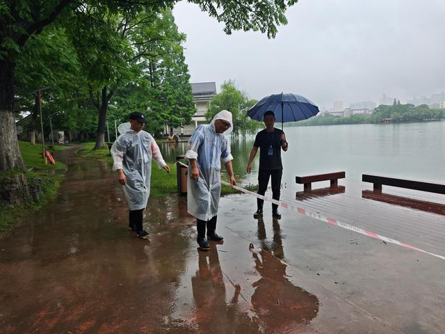 长沙暴雨夜，烈士公园通宵巡查年嘉湖水位并临时封闭危险区域