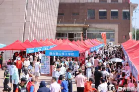 太火爆了，人挤人！2024年烟台中考第二场招生咨询会开幕图片