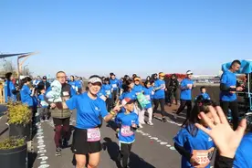 宝山区第五届运动会家庭马拉松宝山滨江站开跑图片