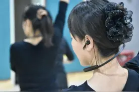 一副耳机引领的广场舞“静音”行动图片