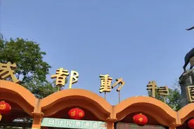 四川小伙来成都动物园，在附近点一碗饭，结账时确认3遍不敢相信图片