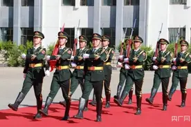 向祖国告白：内蒙古两所学校获赠天安门广场国旗图片