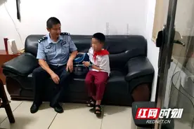 8岁男孩因写作业与家人争吵离家出走 常德民警化身“奶爸”暖心守护图片