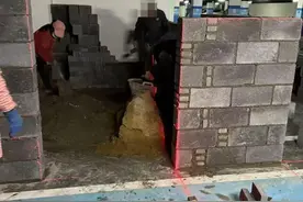 沈阳一小区地下车库灰空间建仓房，知情人称遭投诉后暂停施工 律师：这些改建行为违法图片