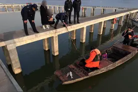 游客拿手机在武汉凌波门拍日出，不小心将手机掉到湖里，民警搬“救兵”打捞图片