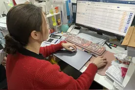 跟着普查员 入户“摸家底”图片