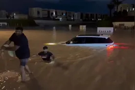 中国人亲历迪拜暴雨：没想到在沙漠城市有如此遭遇，紧急撤展图片