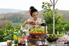 【媒体眼中的西双版纳】中国新闻网关注：傣族女孩玉旺斗：我要“摆”出一个彩云南图片