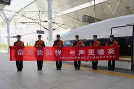 天津铁路公安处京沪高铁女子乘警组：担当值乘10对京沪高铁列车 每天仅巡视车厢就达2万步图片