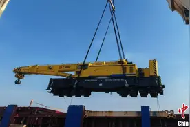 中国出口海外最大起重吨位铁路起重机启程发运图片