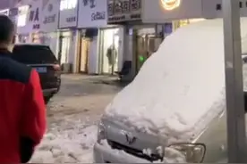 吉林一商业街楼顶积雪滑落，砸坏多家店铺招牌图片