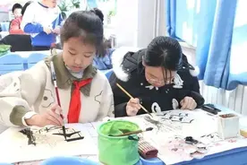 美术课还能这么上，这些“小画家”全员PK国画技能图片