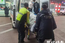 老人伤势严重跨省救治，南京交警开道送医图片