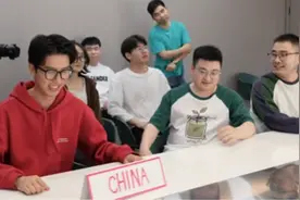 电影式经典站位转场，网友复刻中国近代史名场面系列引热议，团队主策划回应视频封面