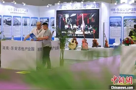 “东安吉他”畅销10余个国家和地区 海外客商寻合作机遇图片