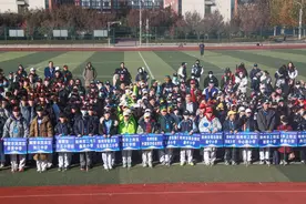 500名青少年阳光下奔跑 2023年河南省软式棒垒球锦标赛开幕图片
