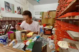 广东东莞：红漆描花木屐图片