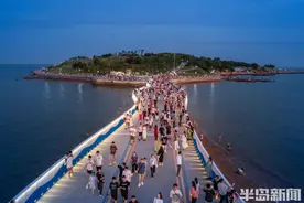 它，犹如镶嵌在夏夜海滨的“翡翠”图片