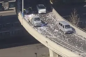 货车运的答题卡散落路上 济南交警：是空白答题卡图片