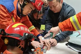 暖心救援：长沙消防成功处置两起卡手事件图片