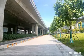 记者帮回头看 | 人行道沦为停车场后续：违停的车少了，居民也开始到人行道散步图片