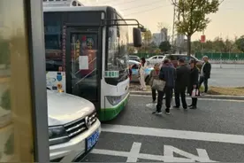 长沙一公交车不允许站立乘车引争议图片