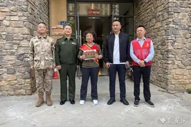 武汉军山街为入伍新兵家庭送通知书挂光荣牌图片