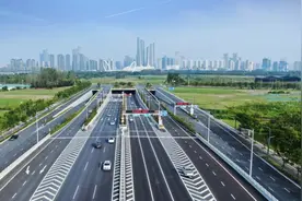南京两小车隧道内追尾起火，遇到隧道火情应该怎么办？图片