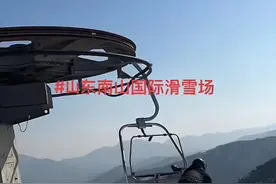 山东一女子称带雪具下缆车险被拖走，工作人员玩手机？滑雪场回应图片