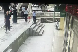“孩子在我们这里，您放心！”银行员工爱心接力，帮走失儿童回家图片