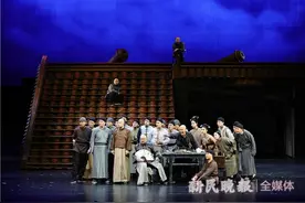 你在地铁上偶遇杨立新了吗？北京人艺演员体验上海烟火气→图片