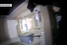 美国警员敲错门枪杀一男子 被害男子家属起诉图片