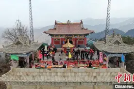 八方游客北武当山踏青出游 体验道教文化图片