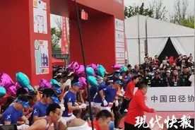 “奔跑吧，爸爸！”快递小哥推轮椅带儿子跑马，9年71次冲破终点线图片