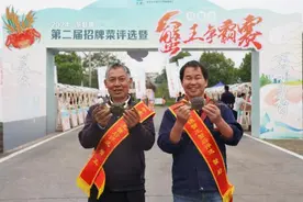 安徽铜陵市东联镇举办蟹王争霸赛，综评重量品质选出“蟹王”“蟹后”图片