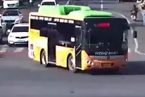 衢州一乘客公交车上晕厥，司机3分钟将车开进医院图片