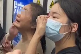 上海一女子背部被地铁门夹住疼痛大哭，好心男子转动紧急开门装置解救视频封面