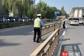 扬州“上岗”首个移动护栏专治“大堵点”，苏北医院南门路段通行发生变化图片