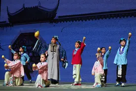 北京门头沟70余名“小戏骨”登台，唱念做打展示京剧学习成果图片